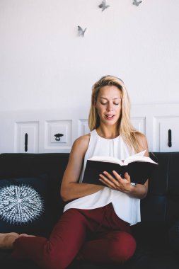 Kafkasyalı kadın ilginç bir kitap okuyor. Roman konusu olan ilginç bir kitap. Edebiyat hobisi için bedava hafta sonu harcıyor.