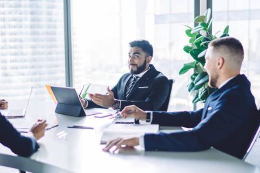 Erkek ve kadın meslektaşların brifing süreci, şirket konferansı sırasında iş ortaklığı, çeşitli çalışanlar ve takas stratejileri üzerine beyin fırtınası yapma sürecinde iş çözümlerini birlikte araştırıyor.