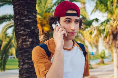 Genç milenyum öğrencisi ayrıntıları online olarak tartışmak için uluslararası akıllı telefon çağrısı alıyor, mobil uygulama seçme yeri aracılığıyla arkadaşlarıyla iletişim kuran bir genç