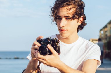 Yaratıcı fotoğrafçı modern teknolojiyi seyahat tatillerinde profesyonel resimler yapmak için kullanıyor, genç amatörler yeteneklerini geliştirmek ve çevrenin fotoğraflarını çekmek için zaman harcıyor.