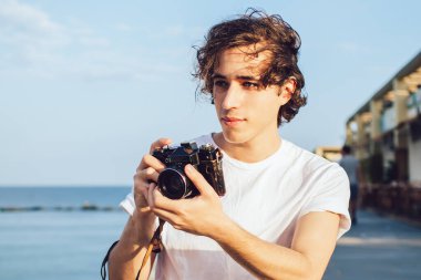 Yaratıcı fotoğrafçı modern teknolojiyi seyahat tatillerinde profesyonel resimler yapmak için kullanıyor, genç amatörler yeteneklerini geliştirmek ve çevrenin fotoğraflarını çekmek için zaman harcıyor.