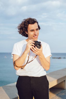 Yaratıcı fotoğrafçı modern teknolojiyi seyahat tatillerinde profesyonel resimler yapmak için kullanıyor, genç amatörler yeteneklerini geliştirmek ve çevrenin fotoğraflarını çekmek için zaman harcıyor.