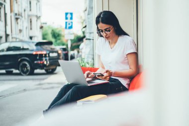 Bilgi işleme yeteneği olan İspanyol bir kadın, modern cep telefonu aygıtından eposta almış. Klasik gözlüklü çekici bir kadın. Sosyal ağ kurmak için dizüstü bilgisayar ve cep telefonu kullanıyor.