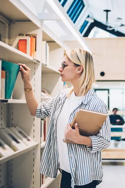 Kütüphanedeki raftan kitap alan beyaz bir kadın üniversitede kendini yetiştirme edebiyatı arıyor. 20 yaşında zeki bir kadın kütüphaneci en çok satan kitapçıyı iş sırasında kitaplığa koyuyor.