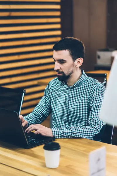 Konsantre erkek ve kadın bu modern dizüstü bilgisayarlar yüksek olarak bağlı programı geliştirilmesi üzerinde çalışmakta olan profesyonellerin katılması hızda internet ofisinde. Dalgın öğrencilerin sayısal bilgisayarlar hakkında bilgi arama