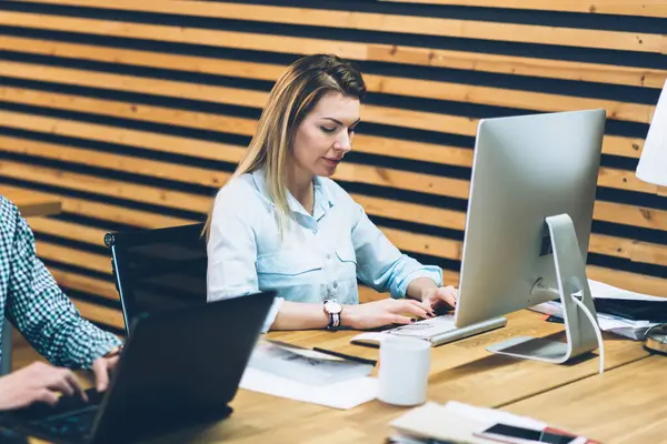 Dalgın erkek ve kadın ofis çalışanları metni klavye kullanarak Internet Web siteleri hakkında bilgi aramak için modern bilgisayarlara bağlı. Grafik tasarımlarıyla ofis iç dijital dizüstü bilgisayarlar çalışma