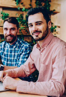 Yetenekli erkek portresi bu serbest harcama üzerinde çalışan geliştiriciler zaman genç hipster çocuklar birlikte iş mesafe oturduğum için modern teknoloji ve kablosuz bağlantı kullanarak alanı, coworking