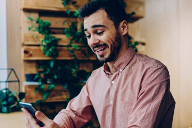 Akıllı telefon, sosyal ağ hücresel profildeki kampüs içinde dizüstü bilgisayar ile oturup komik fotoğraf gülüyorsun duygusal hipster adam üstünde posta okuma kısa mesaj ile sakallı adam hayret merak