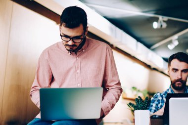 Konsantre erkek bu ofisindeki dizüstü bilgisayarlar üzerinde çalışan geliştiriciler, netbooks verimli yapmak için yeni app programlama searious genç hipster çocuklar için başlangıç birlikte boşluk coworking iş