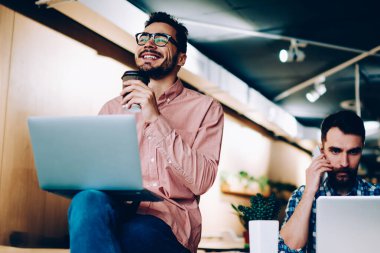 Neşeli rüya gibi adam başarılı hakkında arkadaşları telefon bilgileri, araştırma için genç telefon görüşmesi sırasında çalışma işlemi sırasında bu netbooks ile programlama geliştiriciler düşünme kariyer