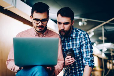 Dizüstü bilgisayar birlikte dizüstü bilgisayar, netbook işbirliği üzerinde web sayfasının güncelleştirmelerini okuma profesyonel çalışanlar seyir üzerinde uygulama hataları gidermek için ciddi erkek arkadaşları konsantre
