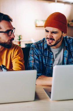 Sinirli hippi, meslektaşıyla işbirliği konusunda iletişim kuruyor. Birlikte dizüstü bilgisayarla oturup, arkadaşlarıyla üniversiteden kötü haberler hakkında konuşuyor. Sinirleri bozuluyor.