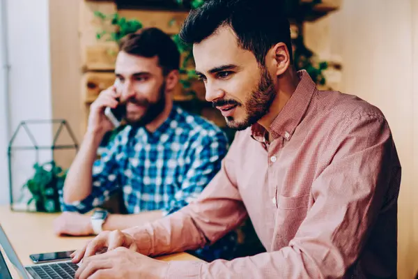 Zengin erkek serbest meslek sahibi netbook meslektaşı telefon görüşmesi arka planda, modern teknoloji ve wifi tatilinde kullanarak üniversite kampüsünün zaman harcama hipster çocuklar ise posta kontrol