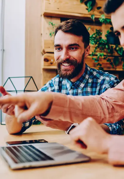 Oranları, kendi web sayfalarının Netbook, göz web sayfasında yetenekli adam meslektaşı ile danışmanlık dizüstü bilgisayardaki uygulama hata gösteren işaret müreffeh erkek serbest memnun