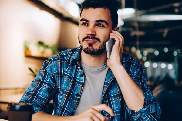 Genç hippi, kahve molasında otururken ucuz cep telefonu tarifeleri kullanarak arkadaşını arıyor. Üniversite kafeteryasında boş zamanlarında yakışıklı bir erkek öğrenci telefon görüşmesi yapıyor.