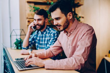 Zengin erkek serbest meslek sahibi netbook meslektaşı telefon görüşmesi arka planda, modern teknoloji ve wifi tatilinde kullanarak üniversite kampüsünün zaman harcama hipster çocuklar ise posta kontrol