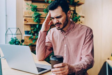 Dizüstü bilgisayar, kredi online bankacılık ile sorun çözüm üzerinde durulması genç hipster adam duygu baş ağrısı posta okuma projesinin son başvuru tarihleri ile vurguladı yorgun hayal kırıklığına erkek öğrenci