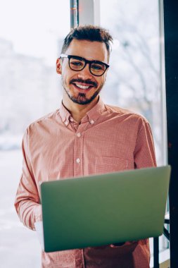 Zengin erkek portresi yarım uzunluk bu gözlük vizyon düzeltme için geliştirici memnun ile şirket, mutlu erkek öğrenci dizüstü bilgisayar öğrenmek için iş okulda tutan kariyer