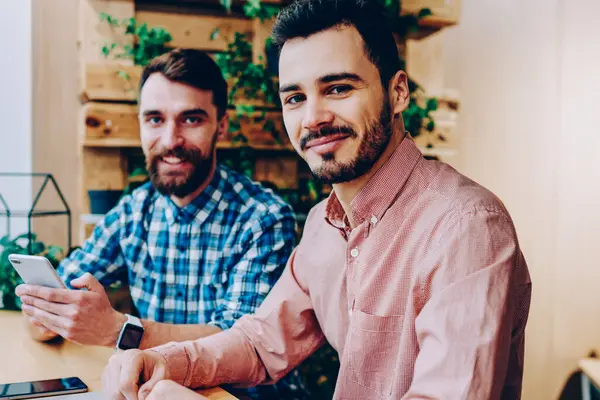 Yetenekli erkek portresi bu serbest harcama üzerinde çalışan geliştiriciler zaman genç hipster çocuklar birlikte iş mesafe oturduğum için modern teknoloji ve kablosuz bağlantı kullanarak alanı, coworking