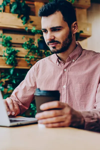 Proje ve dizüstü bilgisayar, ne yazık ki işaretleri kampüs içinde oturan projesi için getting Netbook ekrana bakarak sinirli erkek öğrenci kötü haber kontrol posta ile hayal kırıklığına işadamı üzgün