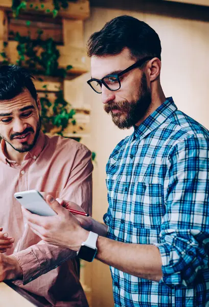 Hayal kırıklığına erkek BT geliştiricileri vurguladı teknolojisiyle mesafe iş için genç hipster çocuklar kötü haber ile telefonla rezervasyon ve çözüm tartışırken yapmak rahatsız uygulama sorunu ile