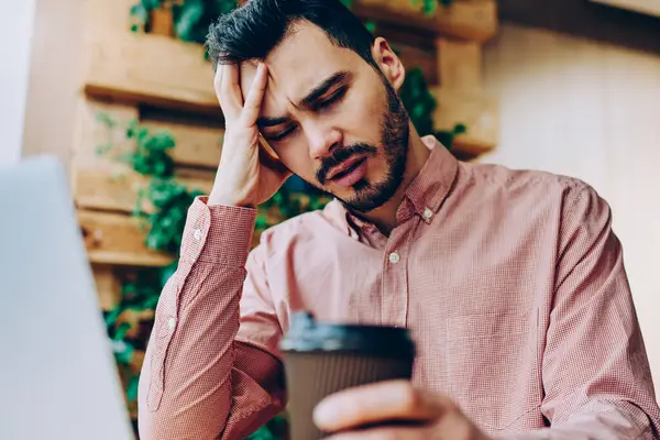 Kapalı gözlü, yorgun ve üzgün bir erkek öğrenci. Sınavlara hazırlanma sorunları yüzünden üzgün. Aşırı çalışan hippi çocuk çalışma alanında fazla çalışıyor.