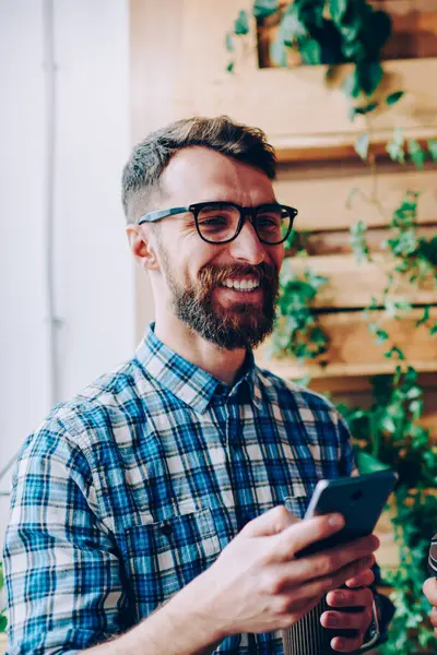 Neşeli hipster çocuklar birlikte gülüyor pay yolu ile bluetooth bağlantı, komik ortak fotoğraf kaygısız erkek öğrencilerin sosyal ağlar güncelleştirmelerini denetlemek için dijital cihazlar kullanarak birbirleri ile şaka