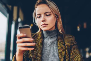 E-posta Smartphone cep telefonu ile kontrol ve kafe iç oturan bankacılık bildirim okuma ciddi işkadını yoğunlaşmıştır. Telefonla SMS gönderme dalgın kadın sahibi bağlı 4 g için Internet