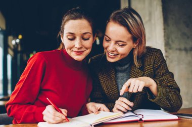 Yeni proje teamworking kafede için tasarım çizim başarılı iki hippi kız kroki. Neşeli arkadaşları Not defteri birlikte coworking içinde dinlenme içinde işbirliği ortak planları aşağı yazma