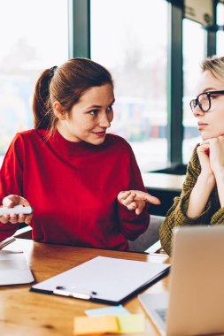 Verimlilik fikirleri dikkatle dinlemek ve onlara teamworking bilgisayarlar kablosuz internet ile yerinde başarılı proje üzerinde analiz profesyonel meslektaşım süre açıklayan yetenekli kadın Tasarımcısı
