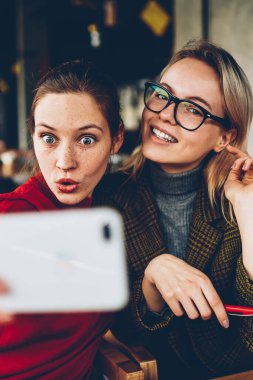 En iyi arkadaşı takipçileri sosyal ağlar için yaşamak akarsu online Smartphone cep telefonu ile çekim ile birlikte esmer blogger heyecan. Hipster kızlar duygusal ifadeleri selfie fotoğrafları cep üzerinde yapma ile