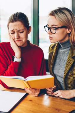 Hayal kırıklığına uğramış akıllı öğrenci ders çalışmalarında yapılan aptalca hata yüzünden ağlıyor. Karışık hippi kız vardır sorun okuma edebiyat ders kitabı ve sınavı ile birlikte özel öğretmen için hazırlanıyor