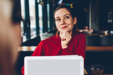 Metin ile boş ekran alanı içinde coworking oturan reklam için dizüstü bilgisayarda klavye meslektaşım ise kendi internet iş geliştirme üzerinde düşünme rüya gibi esmer kadın serbest meslek