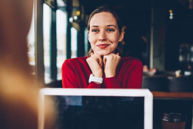 Dikkatle serbest, modern dizüstü bilgisayar üzerinde çalışan arkadaş hangi dinleme oldukça neşeli genç kadın coworking kablosuz internet bağlı. Alanı reklam metin mesajınız için alay