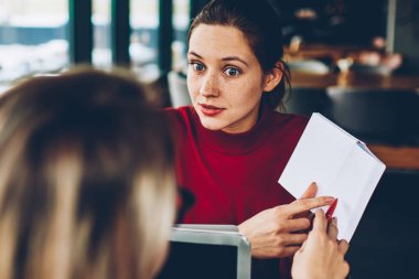 Kadın öğretmen, kitap ve test yapılan hata hakkında soran öğrenci boş sayfa işaret merak ediyordum. Netbooks, sınava hazırlık sırasında ders kitabından bilgileri analiz iki yetenekli hippi kız