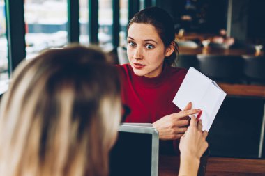 Kadın öğretmen, kitap ve test yapılan hata hakkında soran öğrenci boş sayfa işaret merak ediyordum. Netbooks, sınava hazırlık sırasında ders kitabından bilgileri analiz iki yetenekli hippi kız