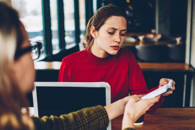 Ücretsiz internet bağlı modern dizüstü bilgisayarlar uzaktan eğitim sırasında ilginç bilgiler verimli çalışması için düşünceli arkadaş için ortak proje üzerinde öğrenci gösteren ders kitabı