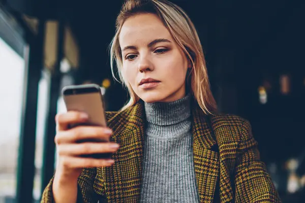 E-posta Smartphone cep telefonu ile kontrol ve kafe iç oturan bankacılık bildirim okuma ciddi işkadını yoğunlaşmıştır. Telefonla SMS gönderme dalgın kadın sahibi bağlı 4 g için Internet