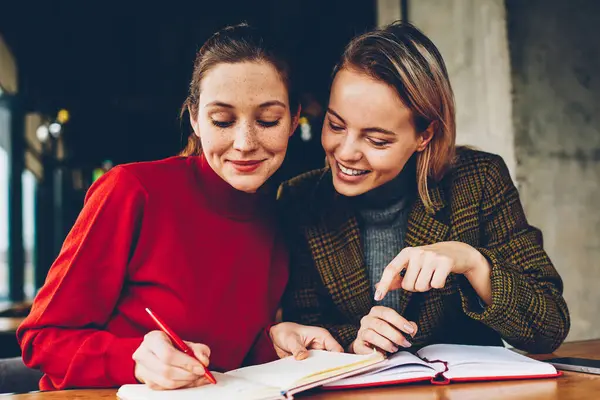 Yeni proje teamworking kafede için tasarım çizim başarılı iki hippi kız kroki. Neşeli arkadaşları Not defteri birlikte coworking içinde dinlenme içinde işbirliği ortak planları aşağı yazma