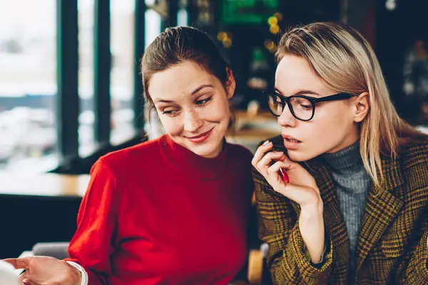 İki şüpheci yetenekli öğrenciler dizüstü bilgisayarda internet sitesinde tasarım tutorial online izlerken bilgi analiz ve tartışmak için kablosuz 4 g bağlı oturma alanı coworking internet