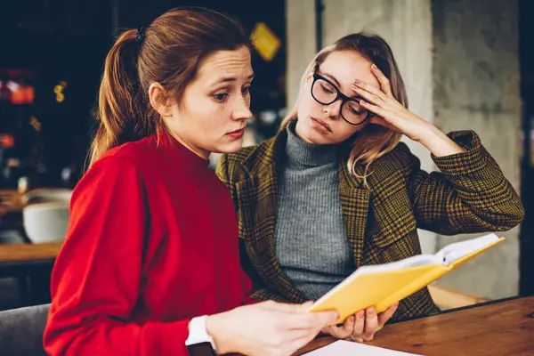 Karışık yetenekli öğrenciler ders kitabı bilgi alan coworking içinde sınava hazırlık sırasında merak. Eğitim materyali birlikte edebiyat kitap okuyan analiz sinirli hipster kızlar