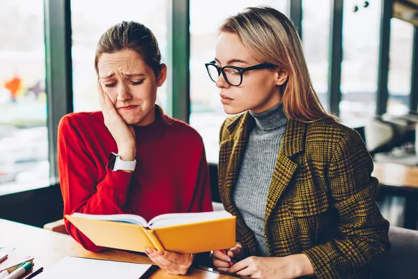 Hayal kırıklığına uğramış akıllı öğrenci ders çalışmalarında yapılan aptalca hata yüzünden ağlıyor. Karışık hippi kız vardır sorun okuma edebiyat ders kitabı ve sınavı ile birlikte özel öğretmen için hazırlanıyor