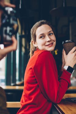 Lezzetli kafein içecek poz ve odaklanan ve coworking boş zamanlarında vintage kamerada fotoğraf yapma yetenekli kadın Amatör süre gülümseyerek elinde olan neşeli kadın üzerinde seçici odak