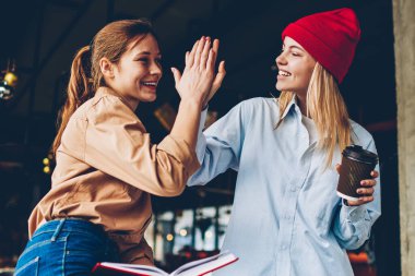 Beş birbirlerine eğitim üzerinde dostça işbirliği sırasında vererek mutlu hipster gençler uzay coworking oturan proje. Verimlilik takım çalışması hakkında olumlu genç kadınların baş