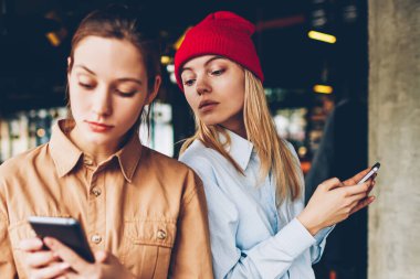 Sohbet arkadaş smartphone üzerinde casusluk hipster blogger. Canlı iletişim eğlence sosyal ağlar üzerinde modern cellulars vakit süre görmezden gündelik kıyafeti bağımlısı arkadaşlarım