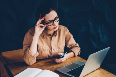 Web sitelerinde bilgi okuma ve dizüstü aygıtı sınav hazırlama dalgın hipster öğrenci bağlı 4 g kablosuz internet. Proje eğitim için eğitsel online netbook izlerken genç