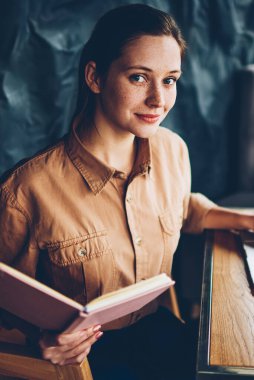 Yarım dijital bilgisayar seminerde hazırlama büyüleyici yetenekli öğrenci portresi alan coworking içinde kablosuz internet bağlı. El kameraya bakarak ders kitabı ile çekici hippi kız