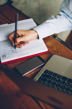 Kadının kırpılmış görüntü aşağı Not Defteri'nde verimlilik sınavına hazırlık için yazarken kablosuz bağlantı ile modern netbook aygıtta Internet sitelerinde arama bilgi eller