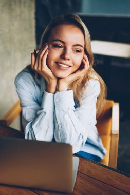 Kadın grafik tasarımcı düşünme modern dizüstü bilgisayar uzaktan çalışma kendi web sitesi geliştirmek için yaratıcı fikirler üzerinde durulması bağlı kablosuz 4 g için alan coworking içinde Internet