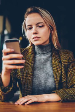 E-posta Smartphone cep telefonu ile kontrol ve kafe iç oturan bankacılık bildirim okuma ciddi işkadını yoğunlaşmıştır. Telefonla SMS gönderme dalgın kadın sahibi bağlı 4 g için Internet